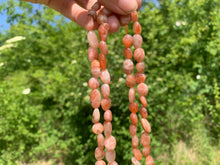 Charger l'image dans la galerie, Perles en pierre de soleil, forme petits galets 10-12mm