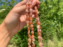 Charger l'image dans la galerie, Perles en pierre de soleil, forme petits galets 10-12mm