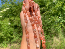 Charger l'image dans la galerie, Perles en pierre de soleil, forme petits galets 10-12mm