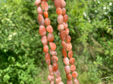 Charger l'image dans la galerie, Perles en pierre de soleil, forme petits galets 10-12mm