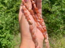 Charger l'image dans la galerie, Perles en pierre de soleil, forme petits galets 10-12mm