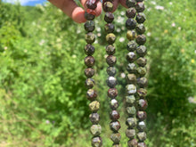 Charger l'image dans la galerie, Perles en jaspe sang de dragon forme diamant 8mm