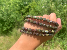 Charger l'image dans la galerie, Perles en jaspe sang de dragon forme diamant 8mm