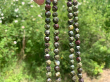 Charger l'image dans la galerie, Perles en jaspe sang de dragon forme diamant 8mm
