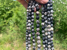 Charger l'image dans la galerie, Perles en jaspe picasso forme diamant, entre 6 et 10mm