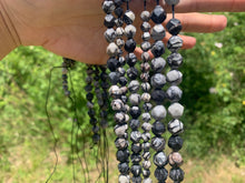 Charger l'image dans la galerie, Perles en jaspe picasso forme diamant, entre 6 et 10mm