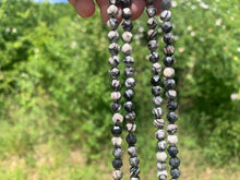 Charger l'image dans la galerie, Perles en jaspe picasso forme diamant, entre 6 et 10mm