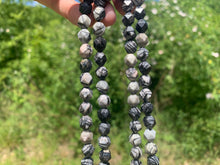 Charger l'image dans la galerie, Perles en jaspe picasso forme diamant, entre 6 et 10mm