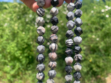 Charger l'image dans la galerie, Perles en jaspe picasso forme diamant, entre 6 et 10mm