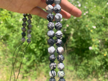 Charger l'image dans la galerie, Perles en jaspe picasso forme diamant, entre 6 et 10mm