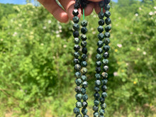 Charger l'image dans la galerie, Perles en jaspe kambaba forme diamant, entre 6 et 10mm