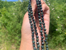 Charger l'image dans la galerie, Perles en jaspe kambaba forme diamant, entre 6 et 10mm