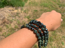 Charger l'image dans la galerie, Perles en jaspe kambaba forme diamant, entre 6 et 10mm