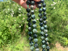 Charger l'image dans la galerie, Perles en jaspe kambaba forme diamant, entre 6 et 10mm