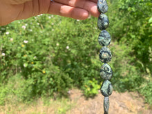 Charger l'image dans la galerie, Perles en jaspe kambaba, goutte