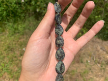 Charger l'image dans la galerie, Perles en jaspe kambaba, goutte