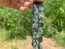 Charger l'image dans la galerie, Perles en jaspe kambaba, goutte