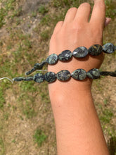 Charger l'image dans la galerie, Perles en jaspe kambaba, goutte