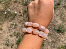Charger l'image dans la galerie, Perles en pierre de lune pêche, galet de taille moyenne