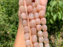 Charger l'image dans la galerie, Perles en pierre de lune pêche, galet de taille moyenne