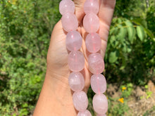 Charger l'image dans la galerie, Perles en quartz rose, forme galet de taille moyenne