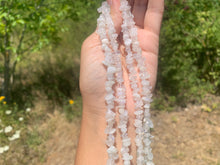 Charger l'image dans la galerie, Perles en labradorite blanche, forme chips