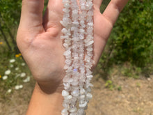 Charger l'image dans la galerie, Perles en labradorite blanche, forme chips
