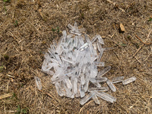 Charger l'image dans la galerie, Cristal de roche, pointe brut, taille moyenne