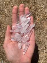 Charger l'image dans la galerie, Cristal de roche, pointe brut, taille moyenne