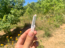 Charger l'image dans la galerie, Cristal de roche, pointe brut, taille moyenne