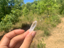 Charger l'image dans la galerie, Cristal de roche, pointe brut, taille moyenne