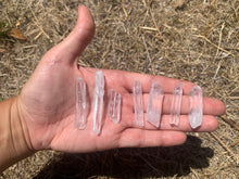 Charger l'image dans la galerie, Cristal de roche, pointe brut, taille moyenne