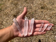 Charger l'image dans la galerie, Cristal de roche, pointe brut, taille moyenne