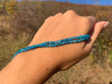 Charger l'image dans la galerie, Perles en apatite facettées entre 2 et 4mm