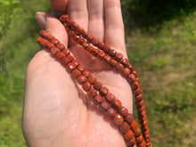 Charger l'image dans la galerie, Perles en jaspe rouge, forme carré facetté