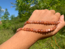 Charger l'image dans la galerie, Perles en pierre de soleil, forme carré