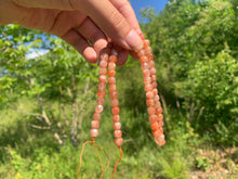 Charger l'image dans la galerie, Perles en pierre de soleil, forme carré