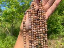 Charger l'image dans la galerie, Perles en microcline entre 4 et 10mm