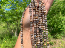 Charger l'image dans la galerie, Perles en microcline entre 6 et 10mm