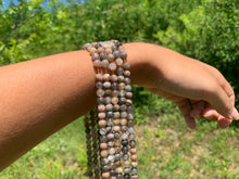 Charger l'image dans la galerie, Perles en microcline entre 6 et 10mm