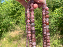 Charger l'image dans la galerie, Perles en quartz avec inclusions de piémontite entre 6 et 10mm QPT