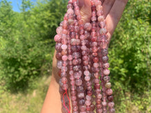 Charger l'image dans la galerie, Perles en quartz avec inclusions de piémontite entre 6 et 10mm QPT