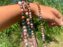 Charger l'image dans la galerie, Perles en jaspe océan, forme diamant entre 6 et 8mm