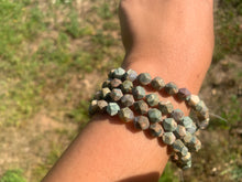 Charger l'image dans la galerie, Perles en rhyolite, forme diamant 8mm