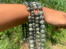 Charger l'image dans la galerie, Perles en chrysotile serpentine entre 4 et 10mm