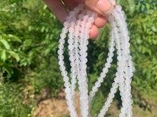 Charger l'image dans la galerie, Perles en agate blanche entre 2 et 14mm