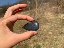 Charger l'image dans la galerie, VENDU Quartz avec inclusions de graphite 2