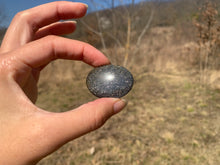 Charger l'image dans la galerie, VENDU Quartz avec inclusions de graphite 3