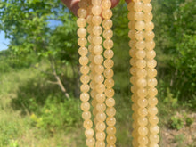 Charger l'image dans la galerie, Perles en calcite jaune entre 6 et 10mm