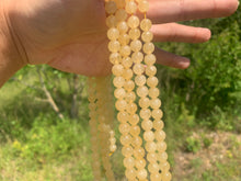 Charger l'image dans la galerie, Perles en calcite jaune entre 6 et 10mm